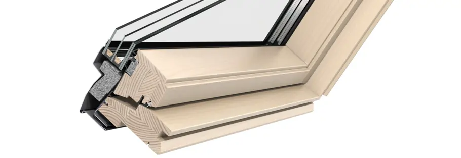 Fenêtre de toit VELUX finition Clear Finish en bois naturel verni.