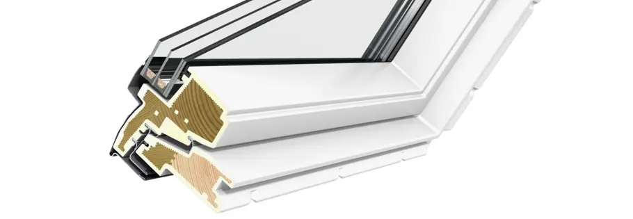 Fenêtre de toit VELUX finition Ever Finish étanche en polyuréthane blanc pour pièce humide.
