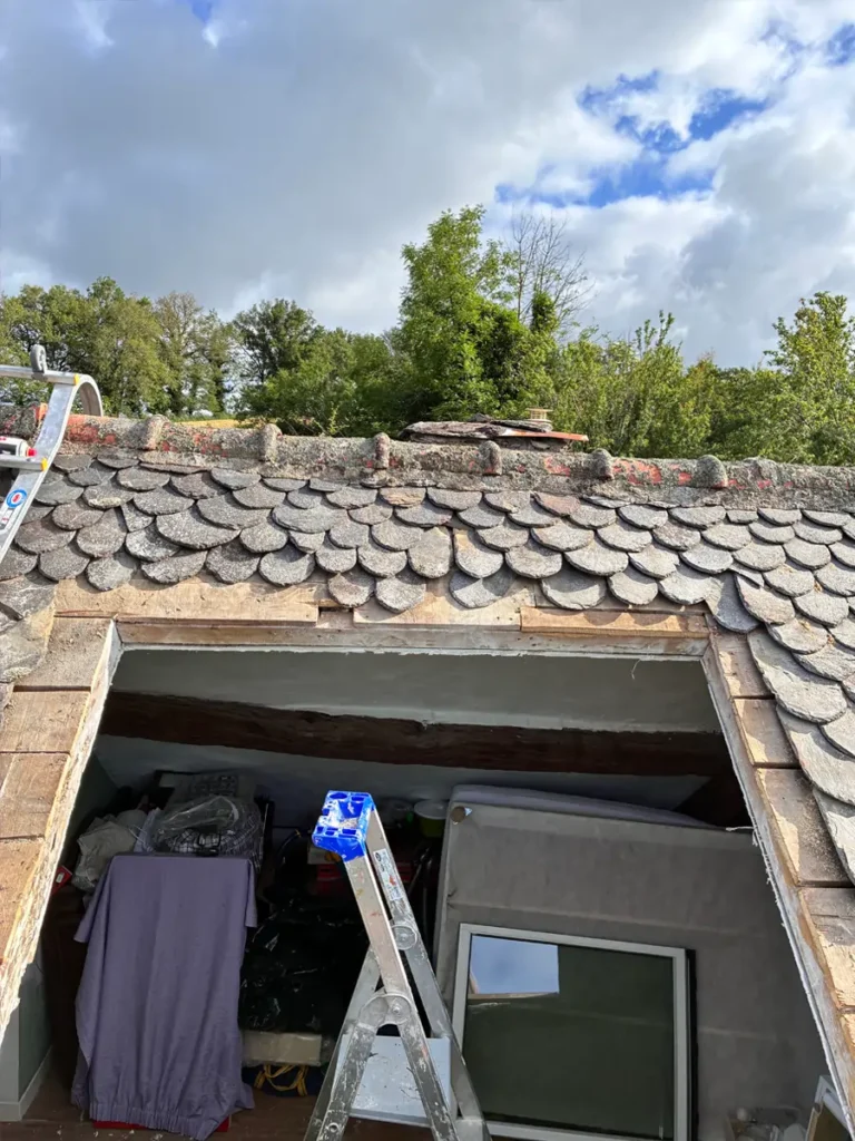 Fixation du cadre d'étanchéité périphérique d'un Velux en cours de chantier.
