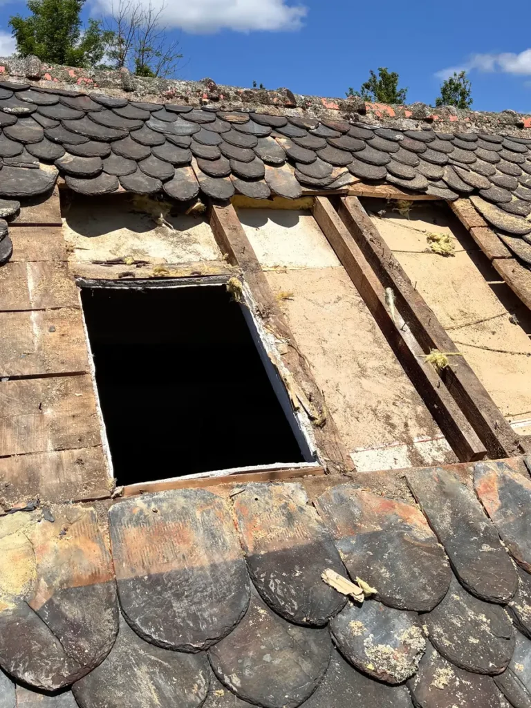 Préparation de la charpente et du chevêtre pour l'installation d'une verrière Velux.